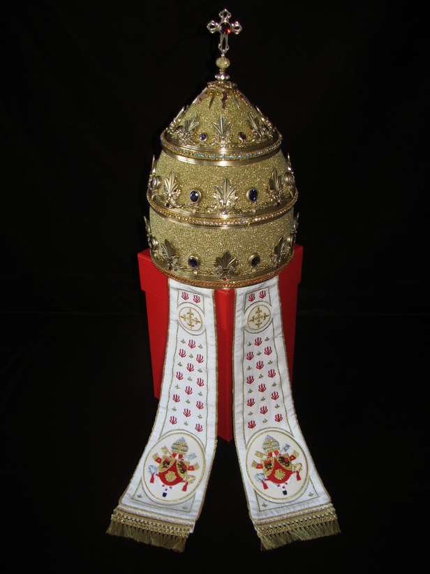 tiara-benedict-XVI-.png